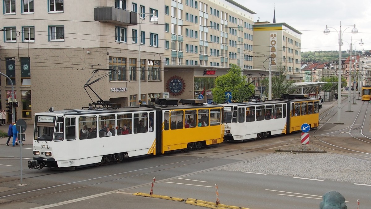 KT 4 DMC Nr.357 und Nr.359 von Tatra CKD, Baujahr 1990, fahren in Gera aus der Haltestelle heinrichstraßeam 30.04.2015.
