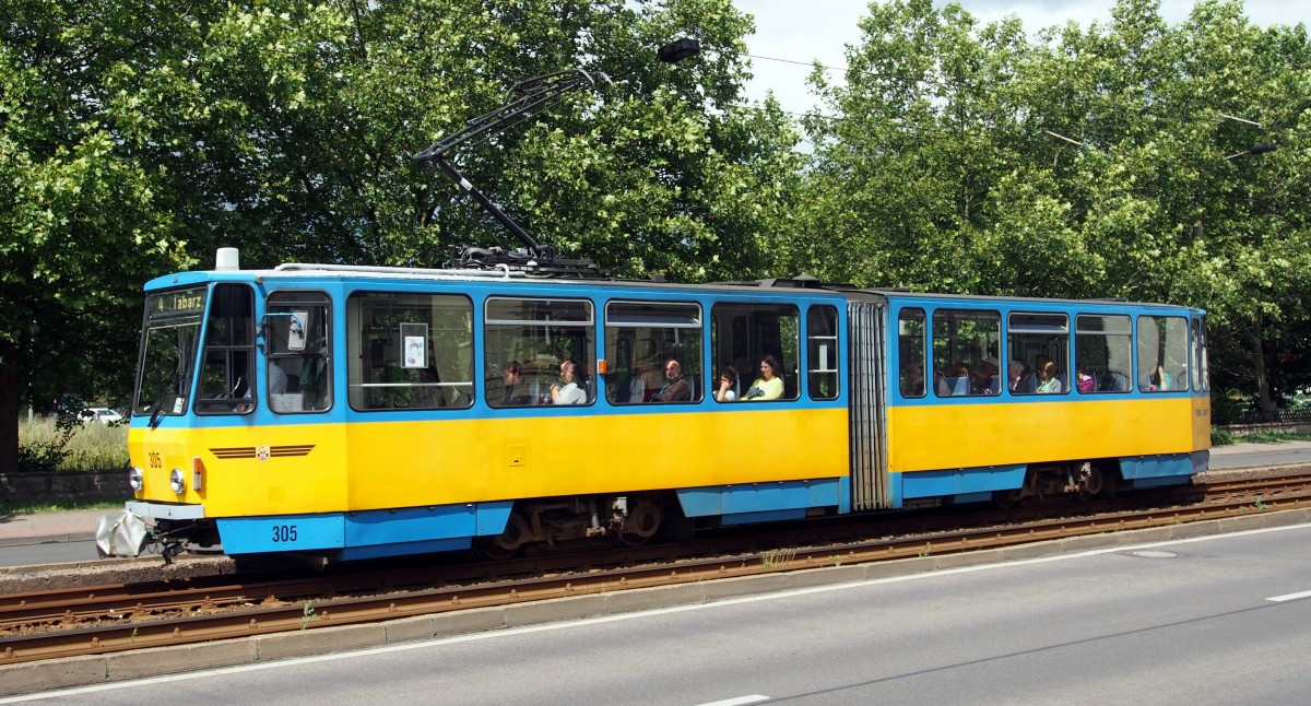 KT 4DM Nr.305 von CKD, Baujahr 1982, in Gotha am 20.06.2014. Die Linie 4 befährt die Thüringerwaldstrecke.