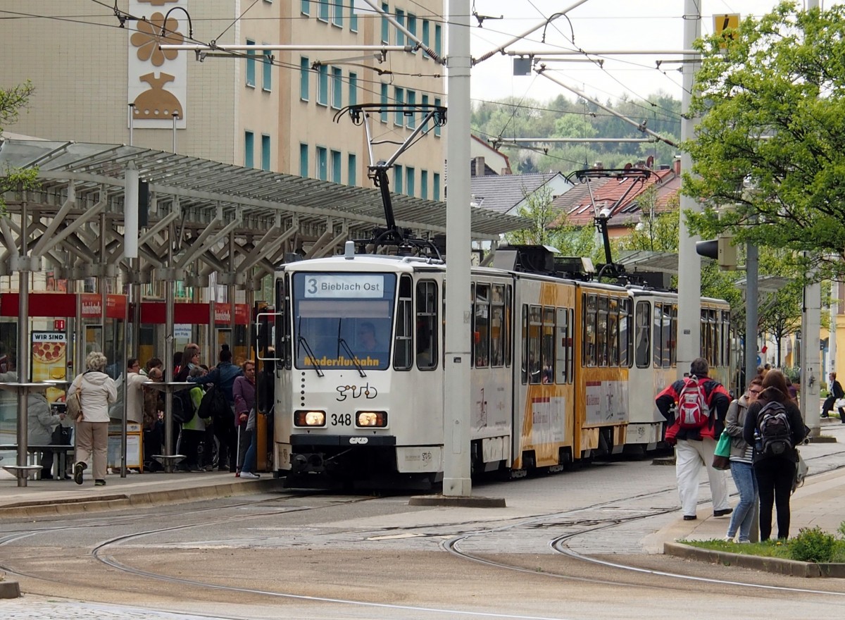 KTNF 8 Nr.348 von Tatra CKD, Baujahr 1990 steht mit einer Tatra KT 4 DMC in der Haltestelle Heinichstraße in Gera am 30.04.2015.