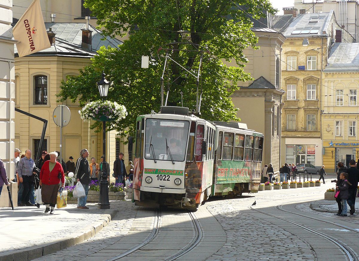 LKP (Львівське комунальне підприємство) Lviv ElektroTrans TW 1022 Tatra KT4SU Baujahr 1981. Rynokplatz Lviv, Ukraine 16-05-2014.