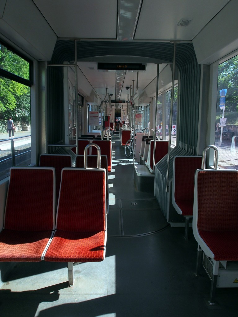 MGT 6 D Nr.639 von Fa. Bautzen, Baujahr 1998. Eine Hallische Straßenbahn im Inselbetrieb von Merseburg eingesetzt, am 30.06.2015. Innenraum.