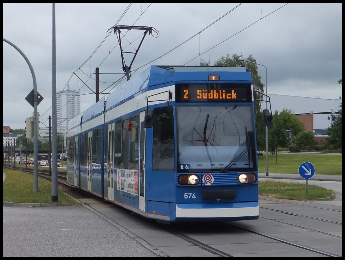 Moderne Straenbahn in Rostock.
