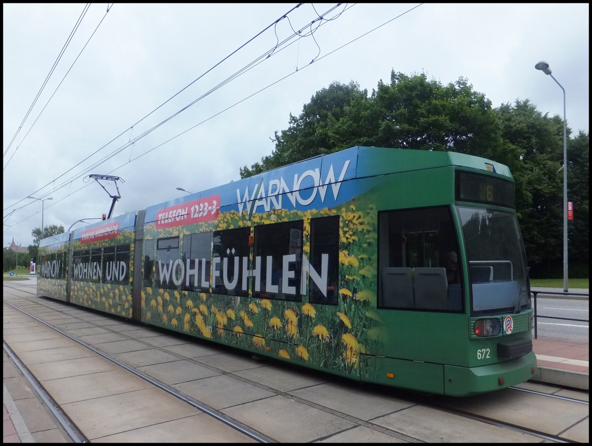 Moderne Straenbahn in Rostock.