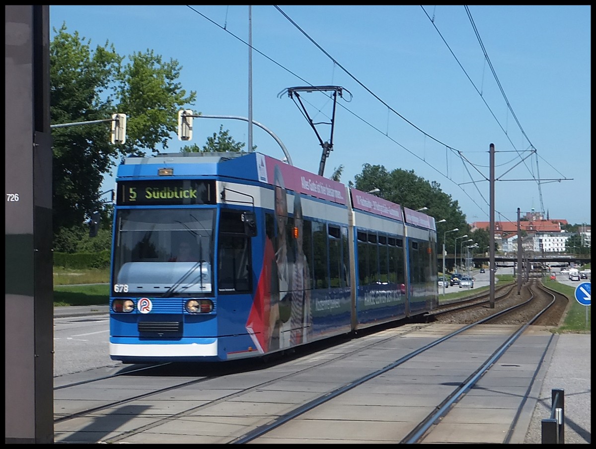 Moderne Straenbahn in Rostock.