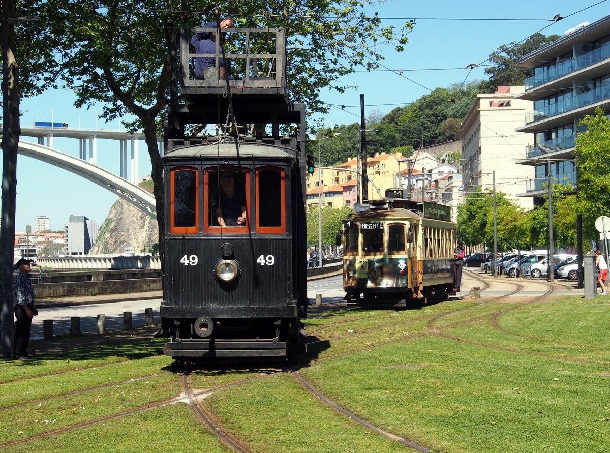 Oberleitungs Reperaturwagen No.49 Reperaco da linha acrea und Tram No.131 vor dem Trammuseum in Porto am 15.05.2018.