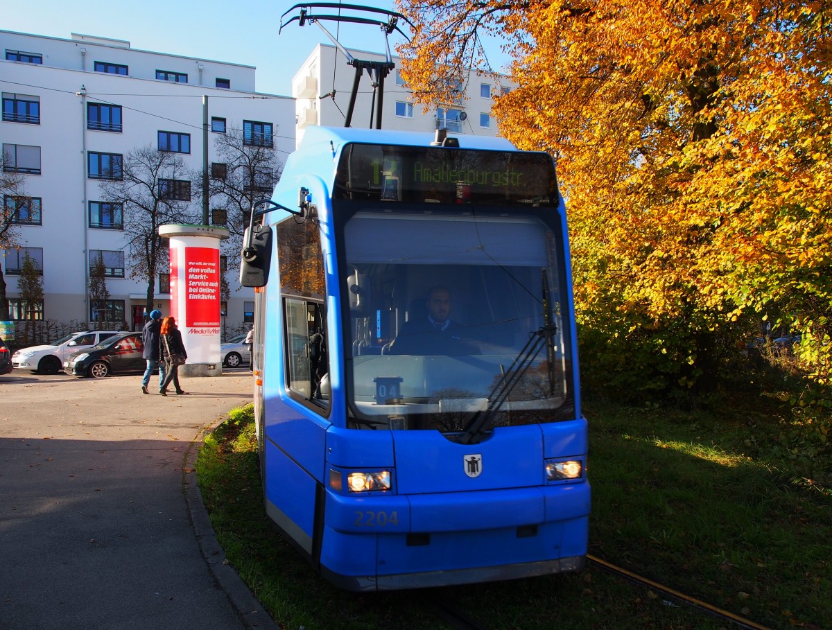 R 3.3 Nr.2204 von Adtranz, Baujahr 2000, in der Wendeschleife bei der Endstation Schwanseestrasse am 09.11.2014.