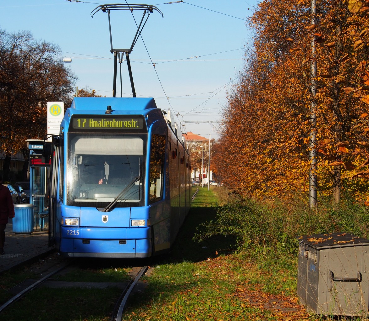 R3.3 Nr.2215 von Adtranz, Baujahr 2001, an der Endhaltestelle Schwanseestrasse in München am 09.11.2014.