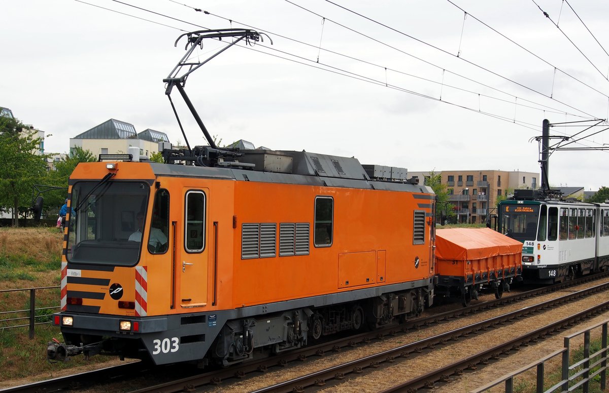 SPF 60 Nr.303 Schienenpflegefahrzeug von Windhoff Baujahr 1997 und Lore Nr.31 in der Paradeaufstellung in Potsdam am 02.09.2018.