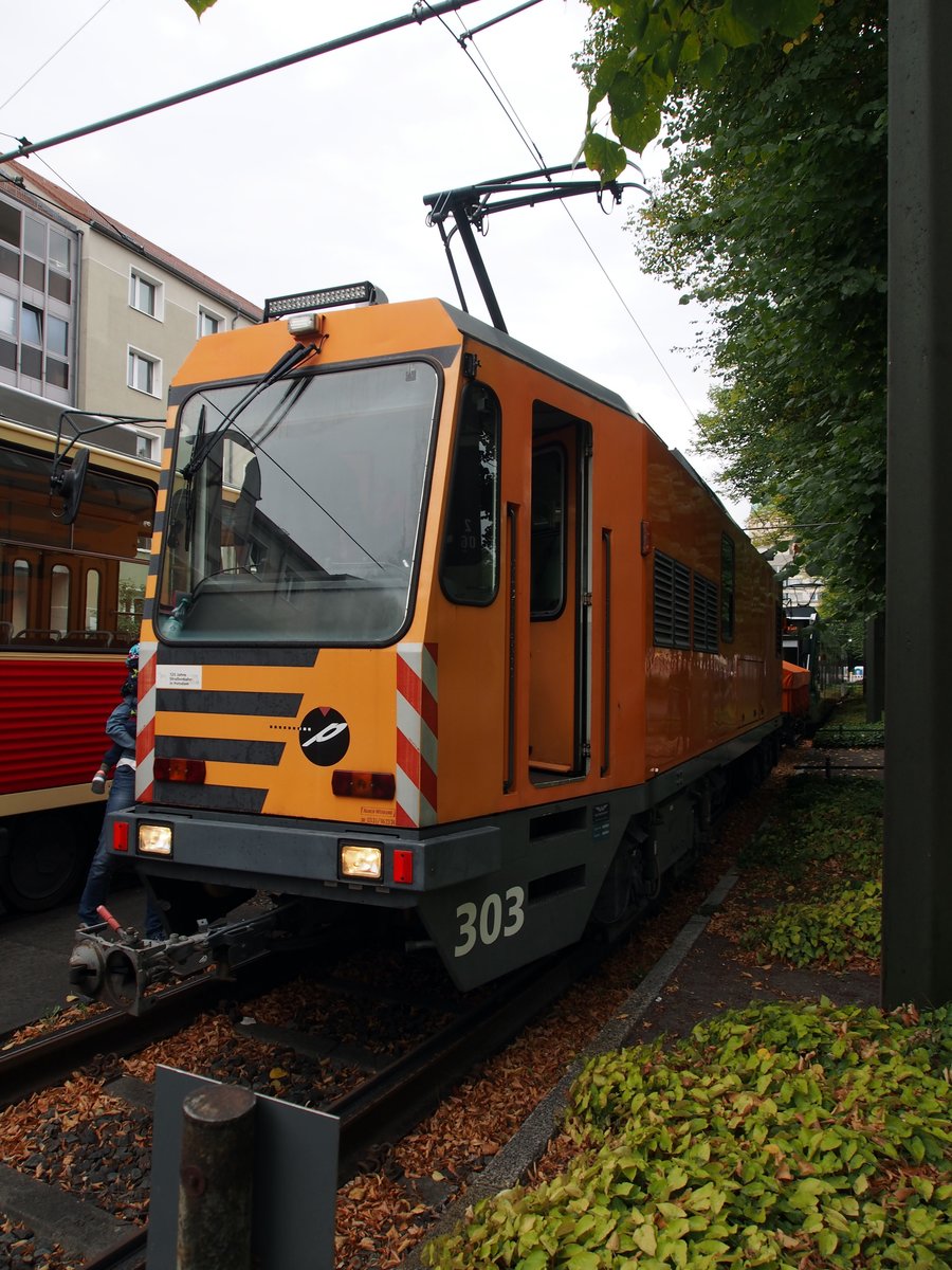 SPF 60 Nr.303 von Windhoff Baujahr 1997 Schienenpflegewagen am Platz der Einheit in der Aufstellung zur Parade am 02.09.2018.