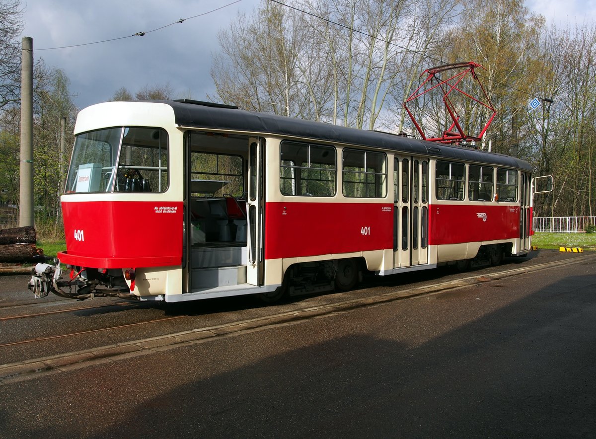 T 3 D Nr.401 von CKD Tatra Baujahr 1968 im Straßenbahnmuseum Chemnitz am 18.04.2012.