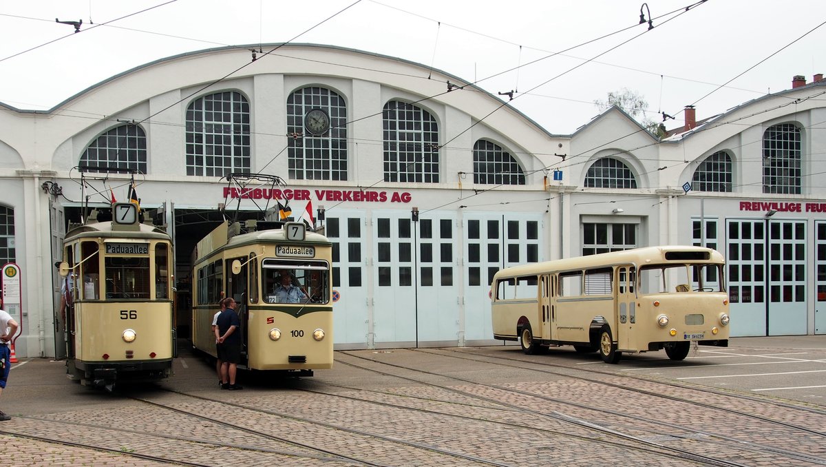 T 4 Nr.56 Maximumwagen und GT 4 Nr.100  Sputnik  und Büssing Bus vor dem Depot Süd in Freiburg am 06.07.2019.