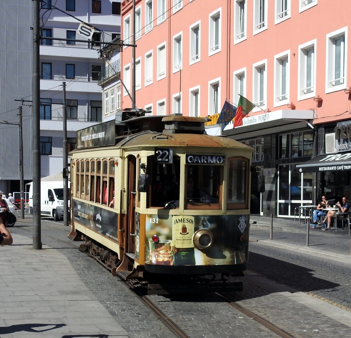 Tram Nr.131 am Praca da Batalha in Porto m 16.05.2018.