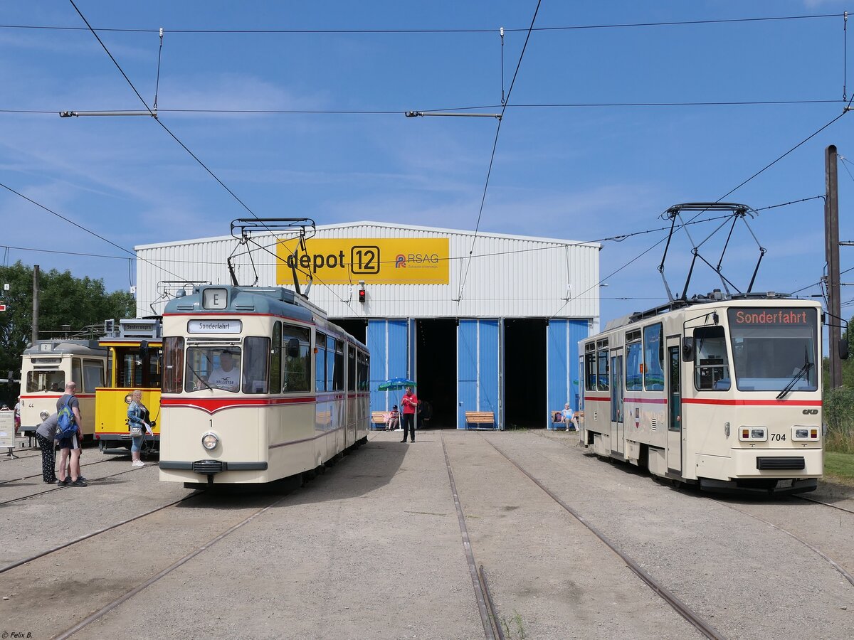 Triebwagen 44, 26 und Gelenktriebwagen 1 und Tatra T6A2 Nummer 704 der Rostocker Straßenbahn AG im Depot12 am Tag der offenen Tür.