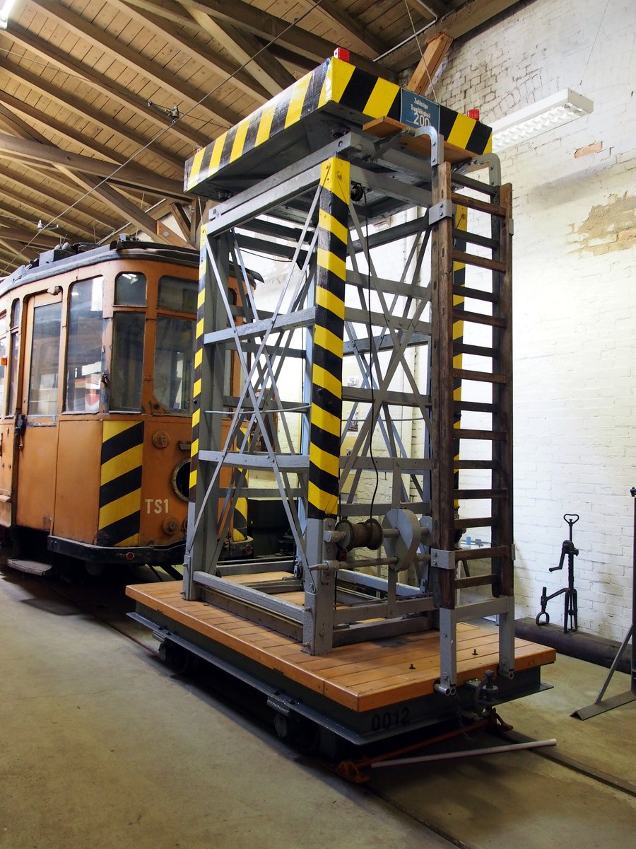 Turm-Anhänger Nr.0012 für Oberleitungsarbeiten im Strassenbahnmuseum Halle am 20.07.2019.