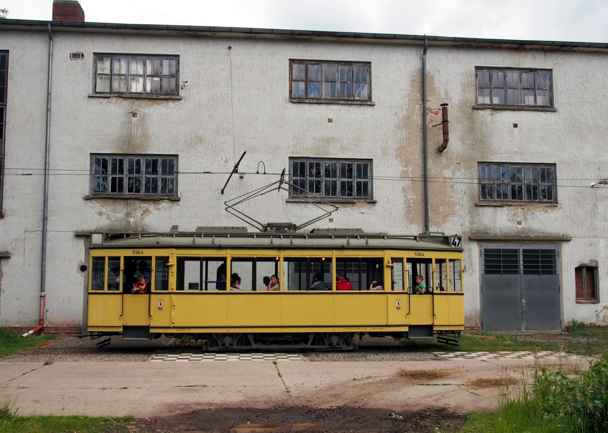 Tw T24 Nr.5954 von Hawa, Baujahr 1924, ehemals in Berlin eingesetzt auf erster Probefahrt nach längerer Abstellphase im Straßenbahnmuseum Sehnde/Wehmingen am 15.06.2014. Hier bei einem Extra-Stop, damit ich die dort abgestellten Busse fotografieren konnte.