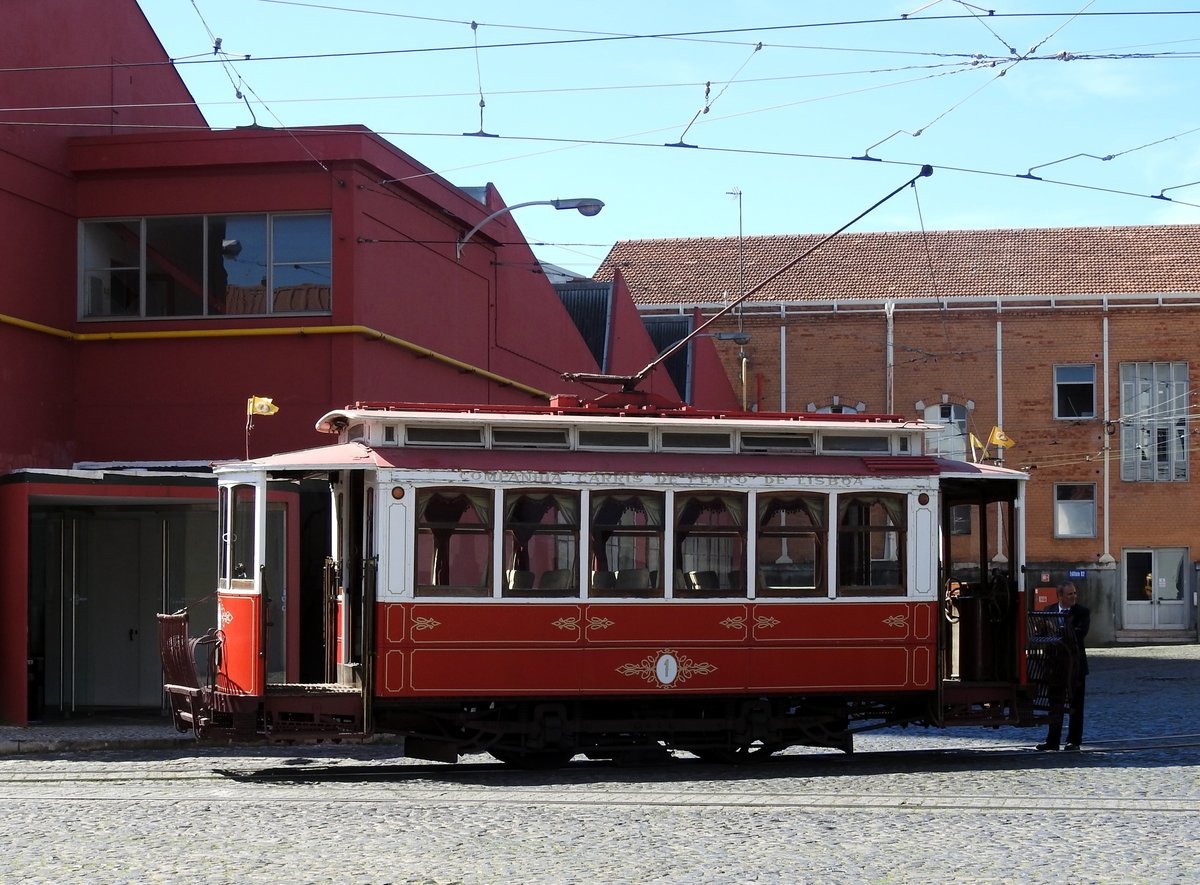 Wagen 1 im Carris Straßenbahnmuseum in Lissabon. Der Wagen wurde 1901 erbaut von der Firma St. Louis Car Company. Im Museum werden die Besucher mit diesem Wagen zu den verschiedenen Ausstellungsarealen im Betriebsgelände gefahren; hier am 03.04.2017.
