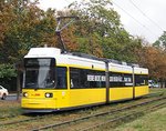 GT 6-94 von AEG Baujahr 1995 in Berlin am 07.10.2016 mit Spruch:  Weine nicht wenn der Regen fällt, Tram, Tram .
