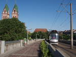 Combino Advenced GT 8 C Nr.283 von Siemens Baujahr 2004 auf der Rampenauffahrt zur Haltestelle Hauptbahnhof in Freiburg am 04.07.2019.
