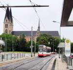 NGTW 6-H Nr.5 von LFB, Baujahr 2007, in Halberstadt am 27.06.2015. Im Hintergrund ist der Dom zu Halberstadt zu sehen.