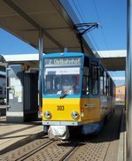 thueringerwaldbahn-und-strassenbahn-gotha-gmbh/519431/kt-4-dm-nr303-von-ckd KT 4 DM Nr.303 von CKD Tatra Baujahr 1981 in der Endstation Hauptbahnhof in Gotha am 08.08.2016.