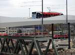 ulm--stadtwerken-ulm-neu-ulm-gmbh-swu/639218/der-combino-nf-6-nr47-von Der Combino NF 6 Nr.47 von Siemens Baujahr 2003 fährt in einer Testfahrt über die Kienlesbergbrücke in Ulm über den Gleisbereich der Ulmer Bahnhofseinfahrt am 20.11.2018.