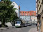 . Combino-Tram 843 fhrt den Milchberg in Augsburg hinunter. 26.05.2012 (Matthias)