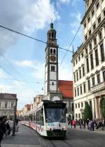 Combino NF 8 Nr.826 von Siemens, Baujahr 2000, in Augsburg beim Rathaus und dem Perlachturm am 27.05.2015.