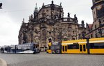 Dresden/498046/ngt-6-dd-nr2535-und-2591 NGT 6 DD Nr.2535 und 2591 von DWA/Siemens,Baujahre 1997 und 1998, an der Kathedrale in Dresden am 14.04.2016.