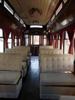 Tram Nr.1 von St. Louis Car Company, Baujahr 1901 im Carris Straßenbahnmuseum in Lissabon am 03.04.2017. Mit dem Fahrzeug werden Museumsbesucher zwischen den drei Museumsteilen im Betriebsgelände gefahren. Innenraum.