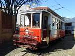 Tram Nr.1 von St. Louis Car Company, Baujahr 1901 im Carris Straßenbahnmuseum in Lissabon am 03.04.2017. Mit dem Fahrzeug werden Museumsbesucher zwischen den drei Museumsteilen im Betriebsgelände gefahren.