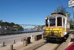 Tram No.203 an der Uferstrasse des Douro in Porto am 15.05.2018.