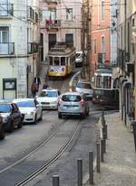 Häufig geht es sehr eng in den Straßen von Lissabon zu; während die Krkbahn, ein Remodelado Nr.722 von Santo Amora rechts in einer engen Straße verschwindet, kommt aus der Gegenrichtung der Remodelado Nr.545 von Santo maro, Baujahr 1931, in Lissabon am 29.03.2017.