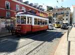 Remodelado Nr.6 der Hills Tramcar Tour und Carris Nr.550 von Santo Amaro in Lissabon am 04.04.2017.