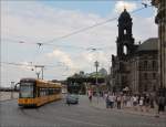 flexity-classic/217683/-eine-ngtd8dd-straenbahn-beim-theaterplatz-in . Eine NGTD8DD-Stra�enbahn beim Theaterplatz in Dresden. 07.08.2009 (Matthias)