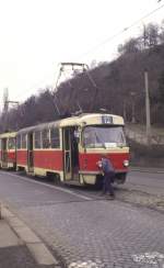 prag-dopravni-podnik-hlavniho-mista-prahy/204956/tatra-t-3-nr-6502-strassenbahn Tatra T 3 Nr. 6502 Strassenbahn in Prag, im Mrz 1991. Die Eisenstange zum Weichenstellen wird aus dem Wagenfach genommen.