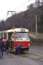 Tatra T 3 Nr. 6502 Strassenbahn in Prag, im Mrz 1991. Die Eisenstange zum Weichenstellen wird wieder im Wagenfach verstaut.