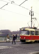 Die Weiche wird fr die Tatra T 3 Nr. 6439 Strassenbahn in Prag gestellt, im Mrz 1991. 