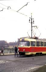 Die Stange zum Stellen der Weiche wird aus dem Fach der Prager Tatra T 3 Nr. 6439 Strassenbahn entnommen, im Mrz 1991. 