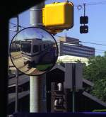 Strassenbahn in Baltimore Linie Bahnhof - Stadt, Blick aus dem Fahrgastraum auf einen Strassenspiegel, am 28.05.1999 - Diascan.